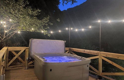 Ragland Casa | Living on the Edge! Charming 3-bedroom house with HOT TUB and King bed!
