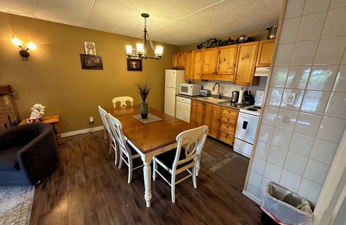 Collingwood Casa | Living Stone Condo Cozy Family Friendly