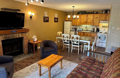 Collingwood Casa | Living Stone Condo Cozy Family Friendly