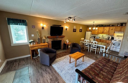 Collingwood Casa | Living Stone Condo Cozy Family Friendly