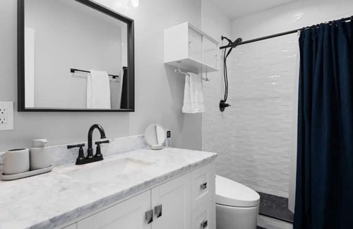 Livonia Apartamento | Livonia Sleek Modern 2BR Oasis