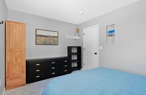 Livonia Apartamento | Livonia Sleek Modern 2BR Oasis