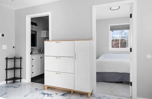 Livonia Apartamento | Livonia Sleek Modern 2BR Oasis