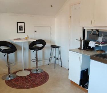 Umea Apartamento | Ljus vindslägenhet- Nära Centralstationen