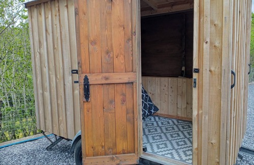 Llandovery Cabina | Llandovery - Cabin - Sleeps 2 - Parking - Garden
