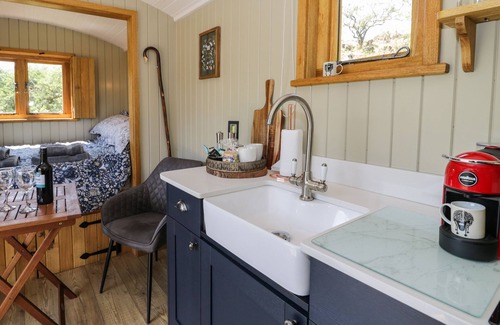 Llanbedr Cabaña | LLETHR - SHEPHERDS HUT, romantic, with hot tub in Llanbedr