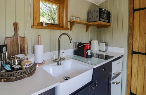 Llanbedr Cabaña | LLETHR - SHEPHERDS HUT, romantic, with hot tub in Llanbedr
