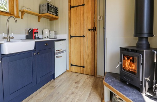 Llanbedr Cabaña | LLETHR - SHEPHERDS HUT, romantic, with hot tub in Llanbedr