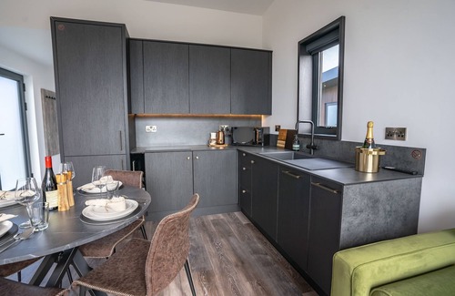 Llangefni Cabaña | Lligwy Lodge - sleeps 4 guests in 1 bedroom