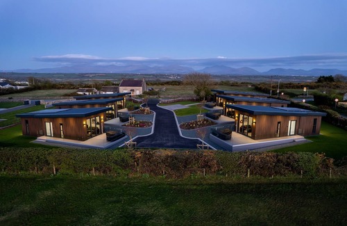 Llangefni Cabaña | Lligwy Lodge - sleeps 4 guests in 1 bedroom