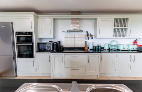 Llanfaelog Cabaña | Llynfor - sleeps 10 guests in 5 bedrooms