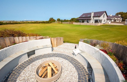 Llanfaelog Cabaña | Llynfor - sleeps 10 guests in 5 bedrooms