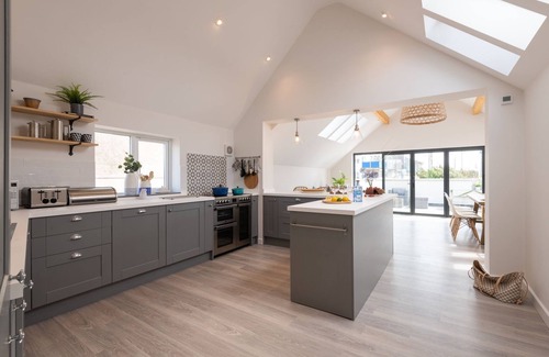Rhosneigr Casa | Llys Y Celeste: 5 bedroom pet-friendly holiday home in Rhosneigr