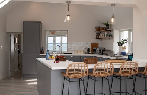 Rhosneigr Casa | Llys Y Celeste: 5 bedroom pet-friendly holiday home in Rhosneigr