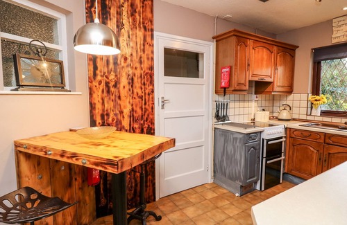 Carmarthen Casa | LLYS-YR-ONNEN, family friendly, with a garden in Carmarthen
