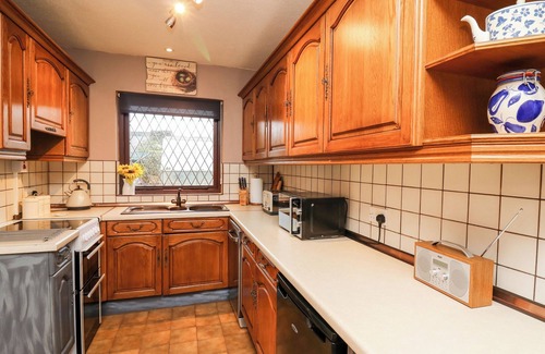 Carmarthen Casa | LLYS-YR-ONNEN, family friendly, with a garden in Carmarthen