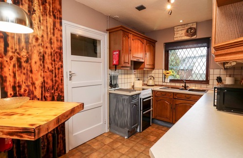 Carmarthen Casa | LLYS-YR-ONNEN, family friendly, with a garden in Carmarthen