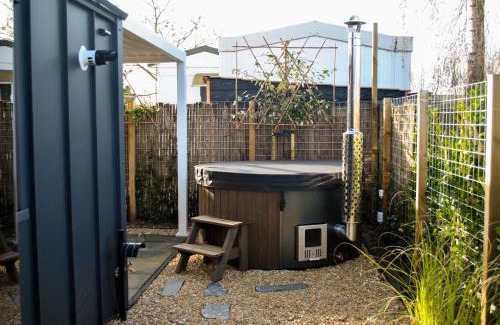 Heinkenszand Apartamento | Lobsters Lodge in Heinkenszand ' Wellness Accommodation with Wood-Fired Hottub, Private Sauna and Outdoor Shower ' Airco's ' Free Wifi ' Complimentary Bed linen and Towels