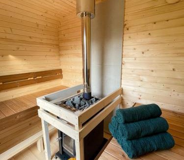 Heinkenszand Apartamento | Lobsters Lodge in Heinkenszand ' Wellness Accommodation with Wood-Fired Hottub, Private Sauna and Outdoor Shower ' Airco's ' Free Wifi ' Complimentary Bed linen and Towels