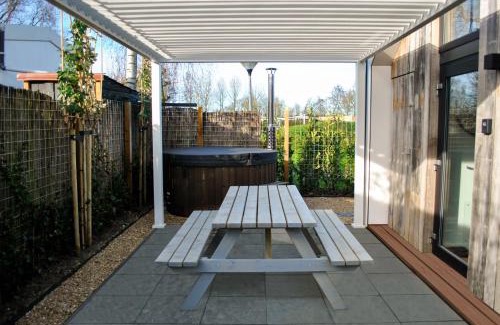 Heinkenszand Apartamento | Lobsters Lodge in Heinkenszand ' Wellness Accommodation with Wood-Fired Hottub, Private Sauna and Outdoor Shower ' Airco's ' Free Wifi ' Complimentary Bed linen and Towels