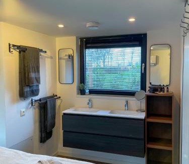 Heinkenszand Apartamento | Lobsters Lodge in Heinkenszand ' Wellness Accommodation with Wood-Fired Hottub, Private Sauna and Outdoor Shower ' Airco's ' Free Wifi ' Complimentary Bed linen and Towels