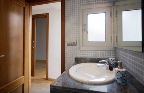 Molins de Rei Apartamento | Local charm. Real life! 20 min to Barcelona A/C + WiFi