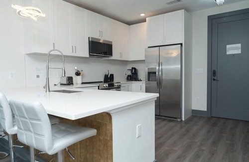 Rolling Mill Hill Condominio | Local Host Dwntwn 2BD, 2BA Luxurious Condo Great Amenities & proximity anywhere