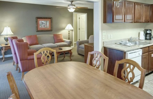 Williamsburg Complejo | LOCAL HOST! Family Friendly Wyndham Kingsgate. Free Game Room, Pools + Mini Golf