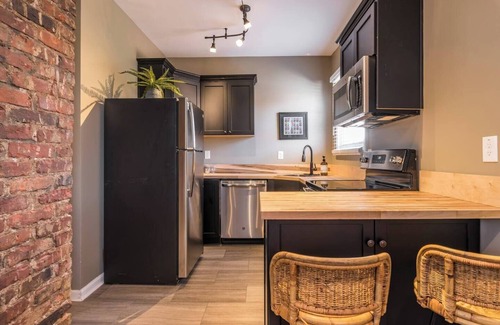 Highlands Apartamento | Local Legends Lounge - Walkable to fun- Location!