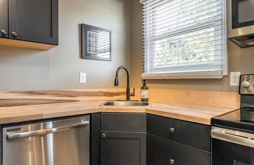 Highlands Apartamento | Local Legends Lounge - Walkable to fun- Location!