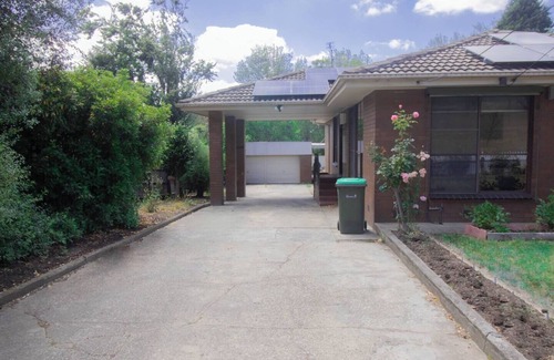 Canadian Casa | Located across from Sovereign Hill, this 3-bedroom home is perfect for families or travellers
