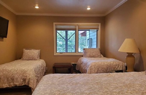Mammoth Lakes Villa | Located at Lakeview Villas complex, just minutes walking to The Village center, and down the road from Canyon Lodge.