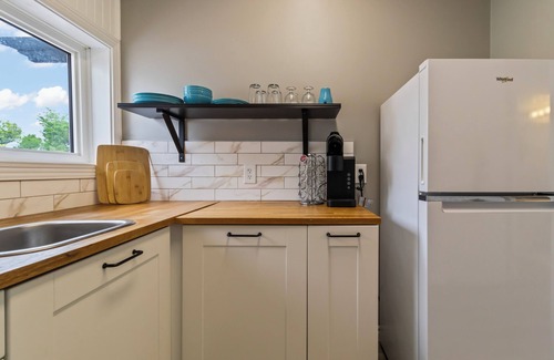 Shediac Apartamento | Located behind an amazing Ice cream shop & restaurant, our space is perfect anyone visiting Shediac!