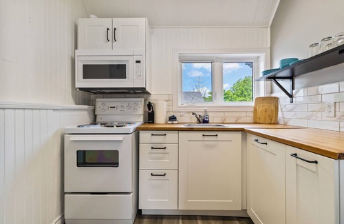 Shediac Apartamento | Located behind an amazing Ice cream shop & restaurant, our space is perfect anyone visiting Shediac!