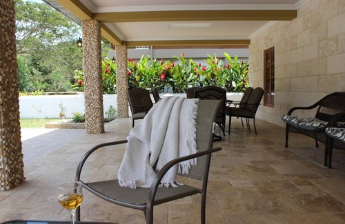 Golden Grove Villa | Ubicado en una comunidad tranquila y cerrada. RELÁJATE Y ESCÁPATE CON NOSOTROS