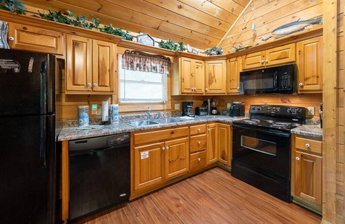 Black Bear Falls Cabina | Located in Black Bear Falls Resort cozy cabin for two with new hot tub