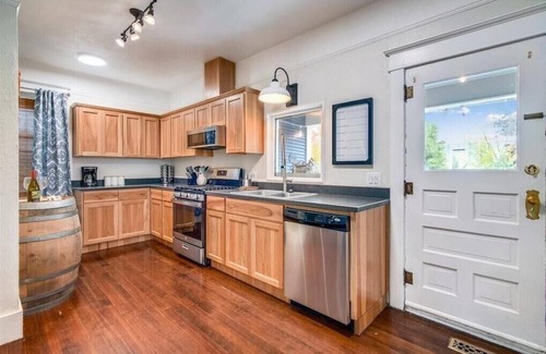 McMinnville Casa | Located in Downtown Mac | Dog Friendly | Firepit
