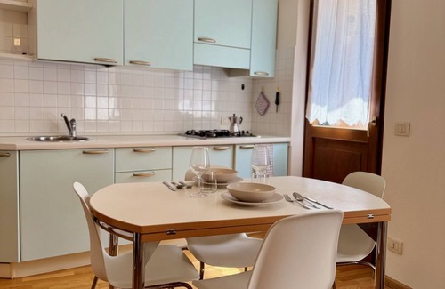 Belluno Apartamento | Located just behind Piazza delle Erbe, in the very heart of Belluno’s historic center, this one-bedroom apartment is only steps away from the pedestrian area and the ZTL. You can enjoy local markets, restaurants, and cafés while experiencing the warm