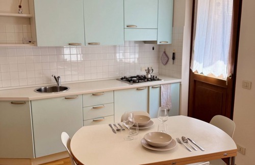 Belluno Apartamento | Located just behind Piazza delle Erbe, in the very heart of Belluno’s historic center, this one-bedroom apartment is only steps away from the pedestrian area and the ZTL. You can enjoy local markets, restaurants, and cafés while experiencing the warm