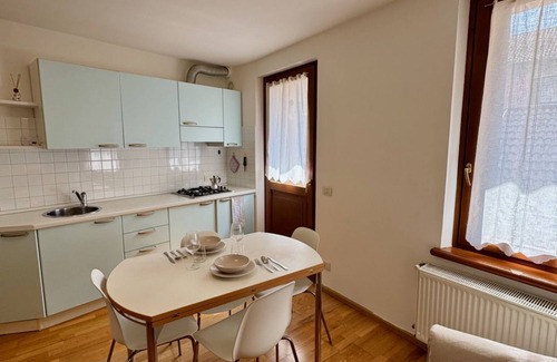 Belluno Apartamento | Located just behind Piazza delle Erbe, in the very heart of Belluno’s historic center, this one-bedroom apartment is only steps away from the pedestrian area and the ZTL. You can enjoy local markets, restaurants, and cafés while experiencing the warm