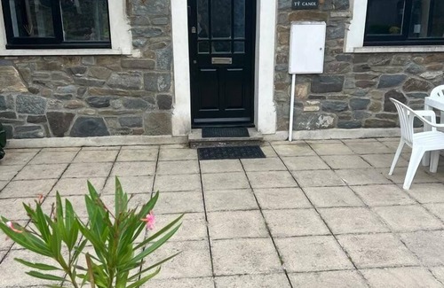 New Quay Casa | Located near to the fishing harbour and golden beach, this property provides a great family base.