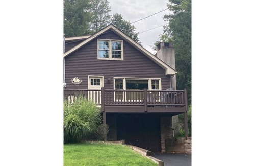 Greentown Cabaña | THE WHITE PINE COTTAGE. On Lake Wallenpaupack.
