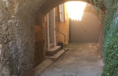 Villecroze Casa | Situado rue des Arcades en el auténtico centro de Villecroze.