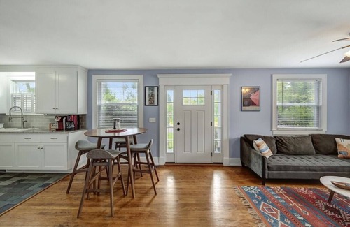 Woodbine Casa | Location! 4 Miles to Broadway! Sleeps 4