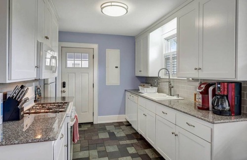 Woodbine Casa | Location! 4 Miles to Broadway! Sleeps 4