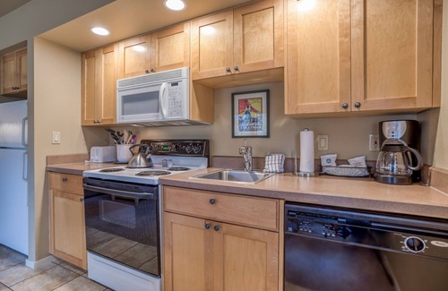 Century West Condominio | Disfruta de Bend desde este condominio del primer piso con una chimenea de gas y acceso a un gimnasio.