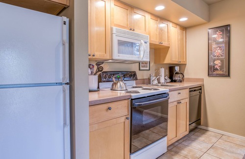 Century West Condominio | Disfruta de Bend desde este condominio del primer piso con una chimenea de gas y acceso a un gimnasio.