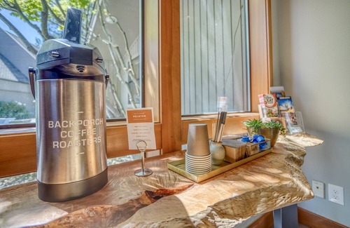 Century West Condominio | Disfruta de Bend desde este condominio del primer piso con una chimenea de gas y acceso a un gimnasio.
