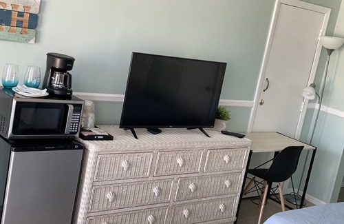 Wildwood Hotel | LOCATION!Charming, cozy home like hotel room