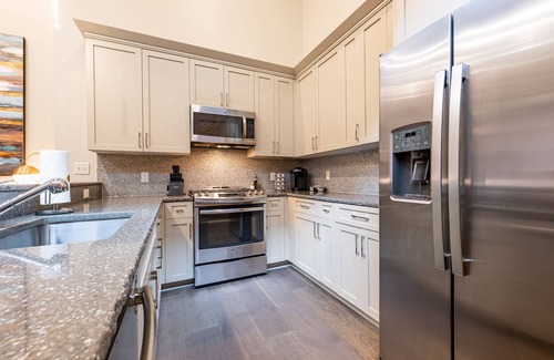 Central Business District Apartamento | 🐊LOCATION & CONDO to Stay in When Visiting DOWNTOWN NOLA! QN Sleeper Sofa & 15 ft Ceilings!🐊